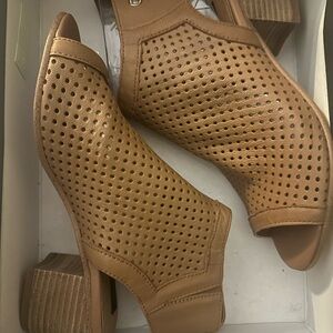 ✨ NiB ✨Steve Madden Suzy Perforated Block Heel Peep-Toe Booties